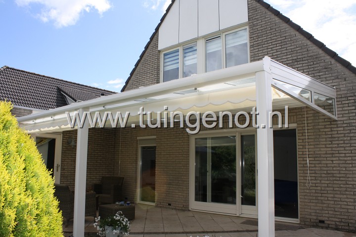 zonwering onder tuingenot.JPG